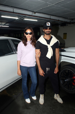 Mira_Rajput2C_Shahid_Kapoor_seen_at_the_airport_on_17_July_2023___Mira_Rajput_-_Bollywood_Photos_1689673018027.jpg